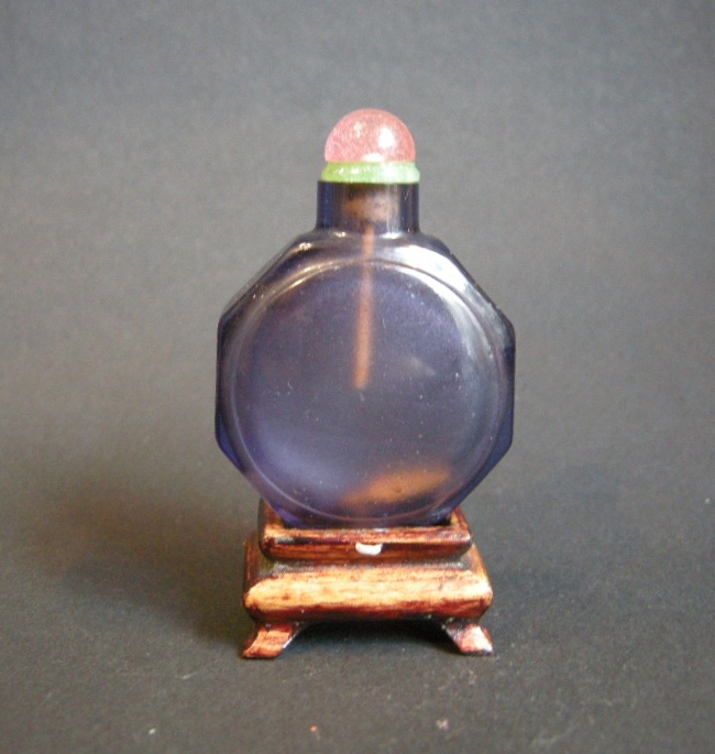 Snuff Bottles : Snuff bottle in glass faceted imiting amethyst - Chine 1780/1820