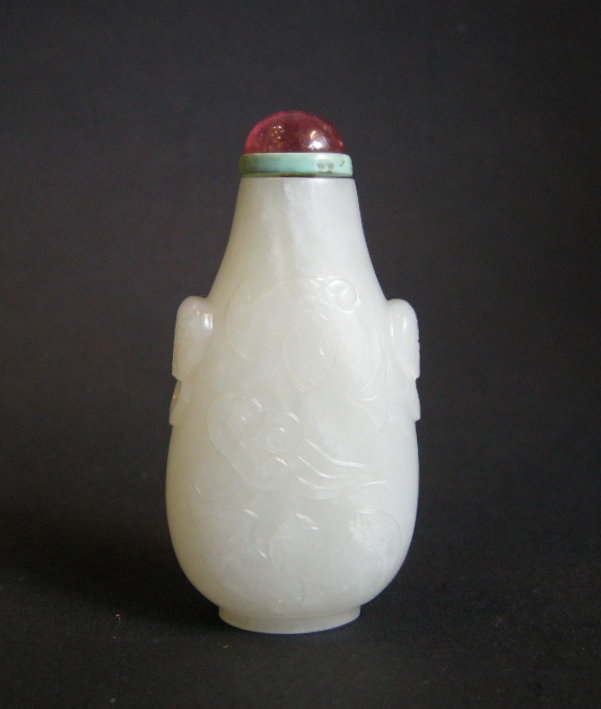 Tabatières : Tabatière piriforme en jade blanc finement sculpté de chauve souris et nuage -1750/1820