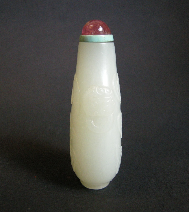 Tabatières : Tabatière piriforme en jade blanc finement sculpté de chauve souris et nuage -1750/1820