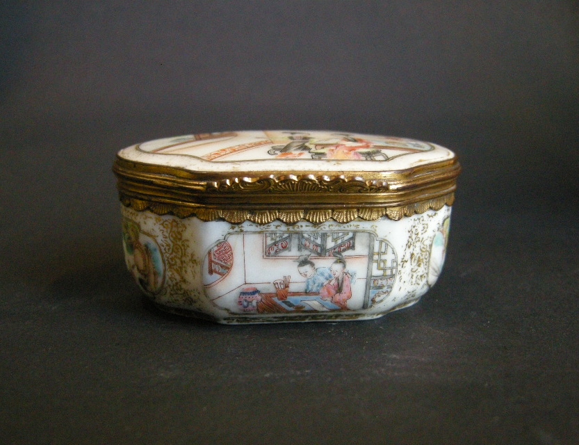 Polychrome : rare snuff box chinese export porcelain famille rose decorated with figures and landscape.
Qianlong period 1736/1795
metal with gold mount occidental 18°century 