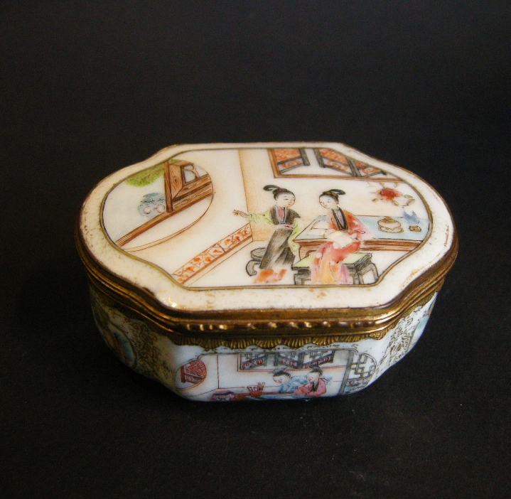 Polychrome : rare snuff box chinese export porcelain famille rose decorated with figures and landscape.
Qianlong period 1736/1795
metal with gold mount occidental 18°century 