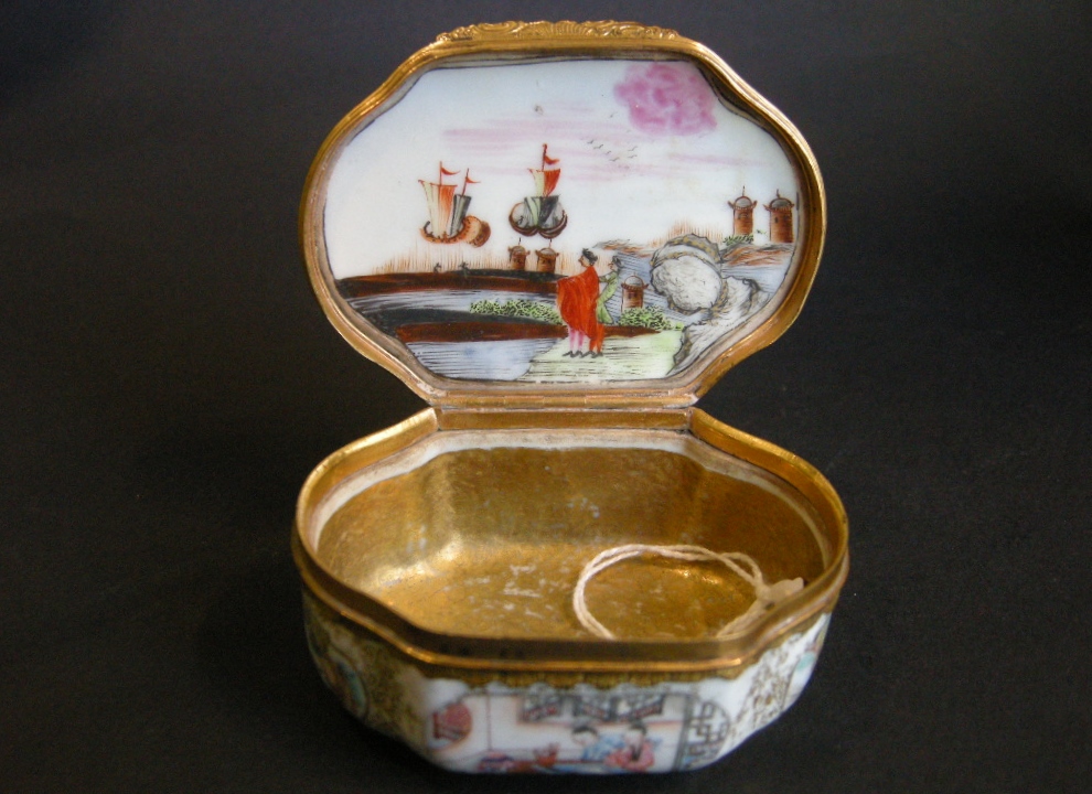 Polychrome : rare snuff box chinese export porcelain famille rose decorated with figures and landscape.
Qianlong period 1736/1795
metal with gold mount occidental 18°century 