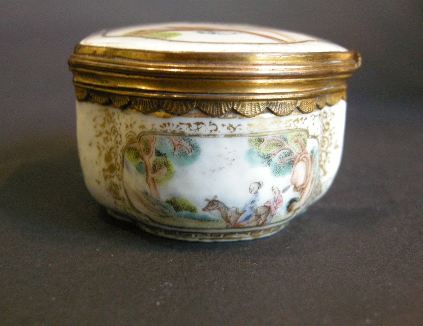 Polychrome : rare snuff box chinese export porcelain famille rose decorated with figures and landscape.
Qianlong period 1736/1795
metal with gold mount occidental 18°century 
