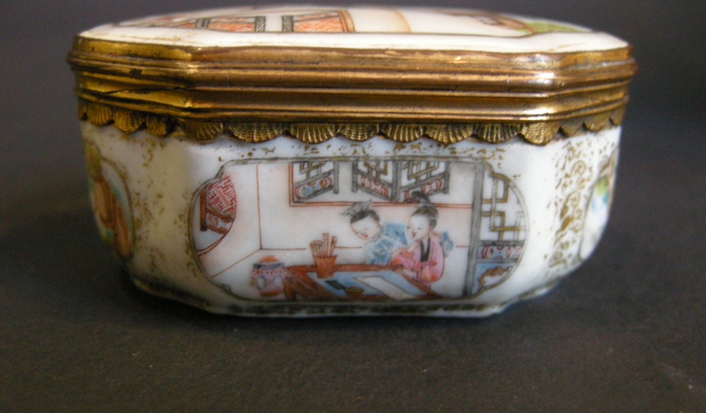 Polychrome : rare snuff box chinese export porcelain famille rose decorated with figures and landscape.
Qianlong period 1736/1795
metal with gold mount occidental 18°century 