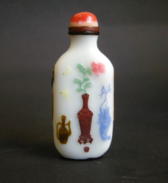 Tabatières : tabatiére en verre overlay "six couleurs"  sur fond blanc à decor de vases fleuris - chine ecole de Yangzhou  1800/1870 