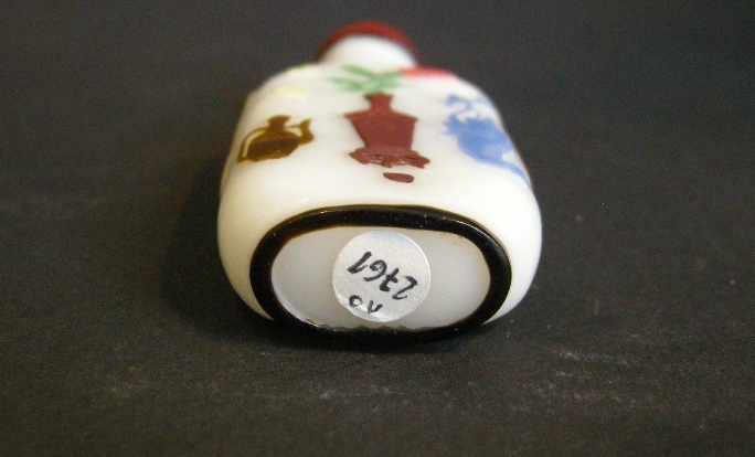 Tabatières : tabatiére en verre overlay "six couleurs"  sur fond blanc à decor de vases fleuris - chine ecole de Yangzhou  1800/1870 