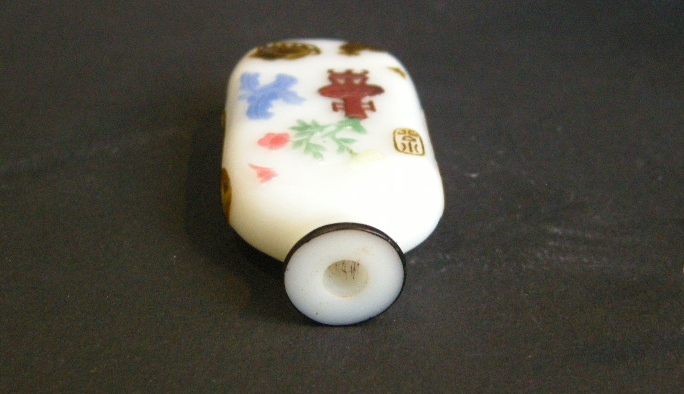 Tabatières : tabatiére en verre overlay "six couleurs"  sur fond blanc à decor de vases fleuris - chine ecole de Yangzhou  1800/1870 