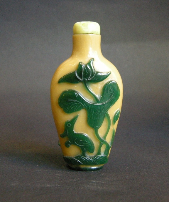 Snuff Bottles : Glass snuff bottle overlay green on light brown - 1800/1850