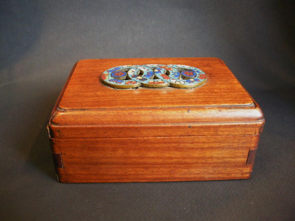 Works of Art : wood box "huang huali" with a small plaque in cloisonné enamel 

18/19° century