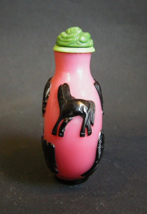 Snuff Bottles : Glass Overlay snuff bottle pink and black sculpted with  eight horses of legendary Mu Wang
Circa 1800/1860