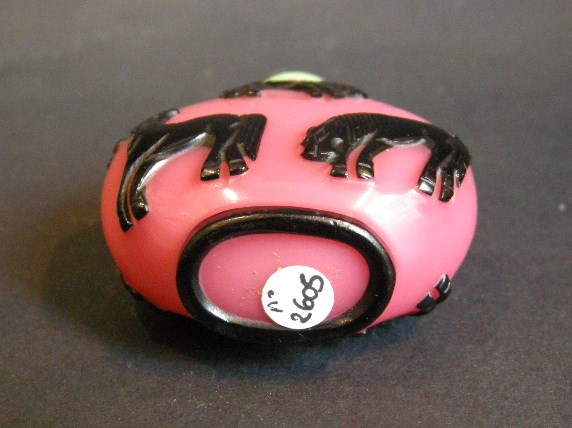 Snuff Bottles : Glass Overlay snuff bottle pink and black sculpted with  eight horses of legendary Mu Wang
Circa 1800/1860