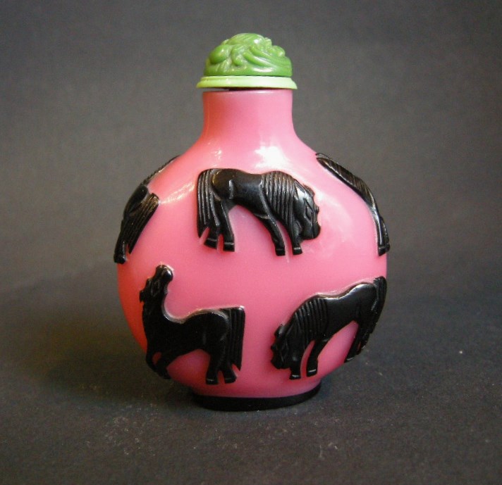 Snuff Bottles : Glass Overlay snuff bottle pink and black sculpted with  eight horses of legendary Mu Wang
Circa 1800/1860