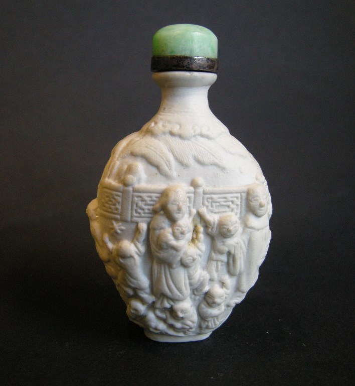 Snuff Bottles : Biscuit porcelain snuff bottle sculpted with ladys and childrens 
19° century