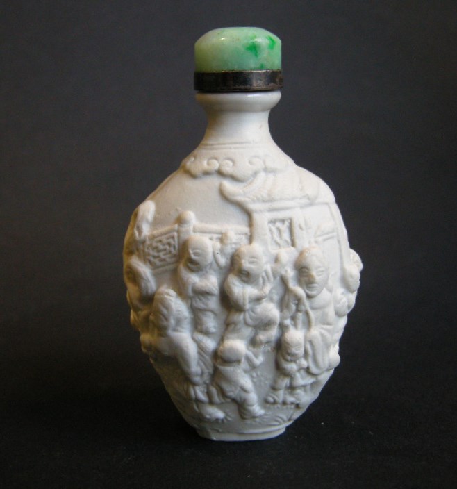 Snuff Bottles : Biscuit porcelain snuff bottle sculpted with ladys and childrens 
19° century