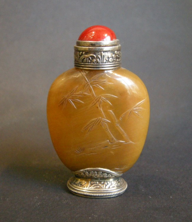 Snuff Bottles : Chaceldony snuff bottle sculpted -  1760/1820  -

Silver mounted  French work  1920/1940  -