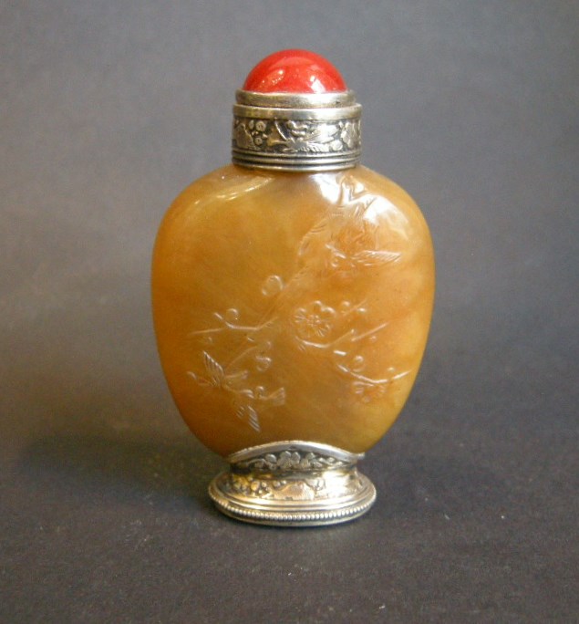 Snuff Bottles : Chaceldony snuff bottle sculpted -  1760/1820  -

Silver mounted  French work  1920/1940  -