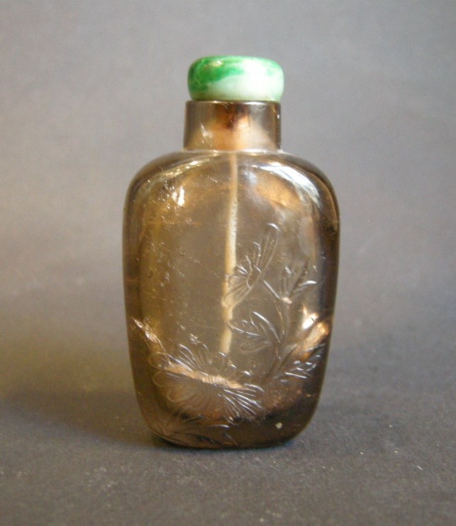 Snuff Bottles : Smoked rock Crystal sculpted with flowers - 1820/1850