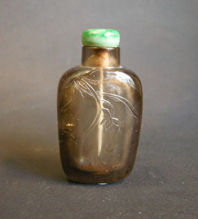 Snuff Bottles : Smoked rock Crystal sculpted with flowers - 1820/1850