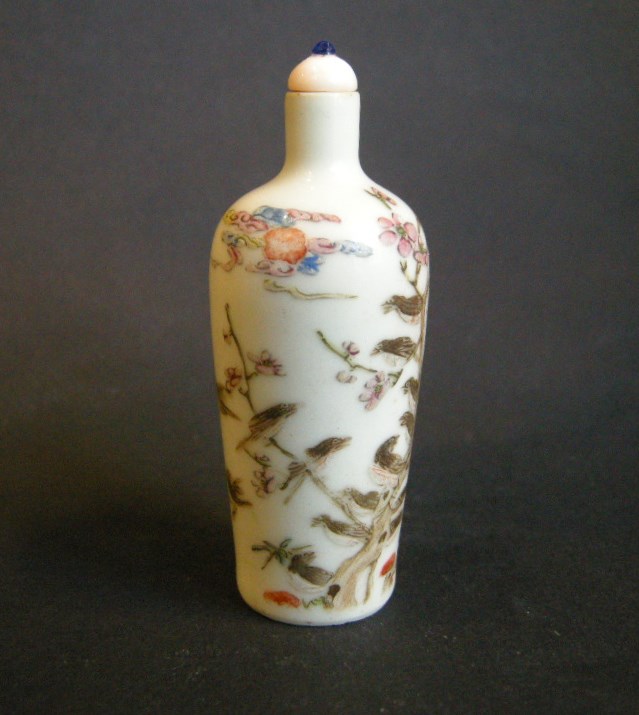 Snuff Bottles : Porcelain snuff bottle finely decorated with mappies - Circa 1800/1850 -