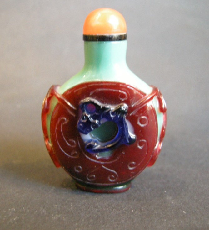 Tabatières : Tabatière en verre overlay 3 couleurs sur fond vert sculpté d'une piece de monnaie- 1770/1850-