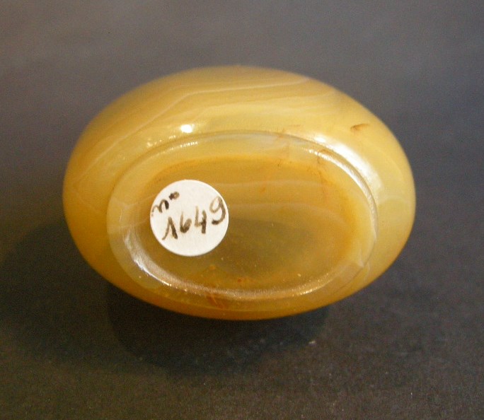 Snuff Bottles : snuff bottle agate  very well hollowed _   Chinese 1750/1850