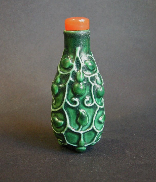 Snuff Bottles : Porcelain snuff bottle moulded and enamelled green - with gourds  -
19° century