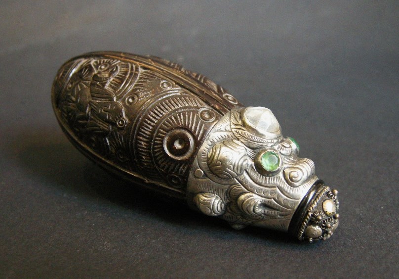 Snuff Bottles : Coconut snuff bottle sculpted with silver mount stone embelishement 
Circa 19° century 