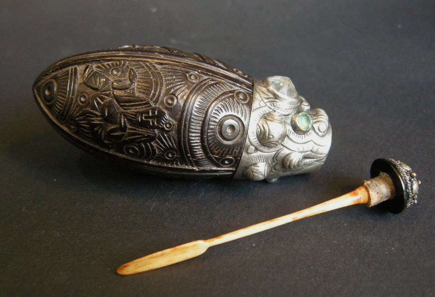 Snuff Bottles : Coconut snuff bottle sculpted with silver mount stone embelishement 
Circa 19° century 
