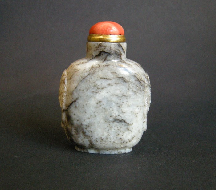 Snuff Bottles : Nephrite snuff bottle white grey and black - 1750/1850