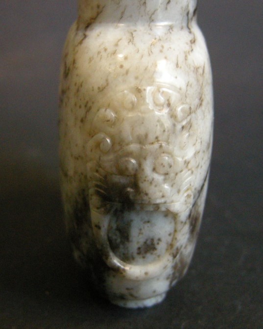 Snuff Bottles : Nephrite snuff bottle white grey and black - 1750/1850