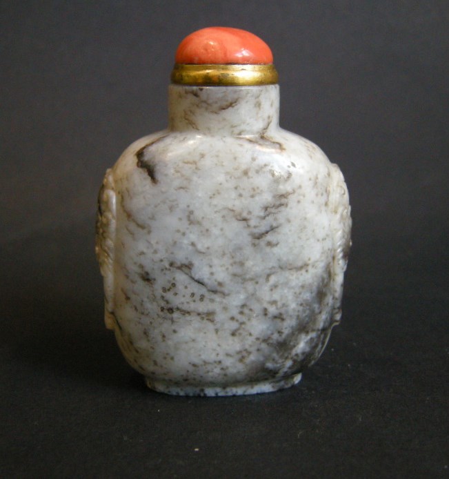 Snuff Bottles : Nephrite snuff bottle white grey and black - 1750/1850