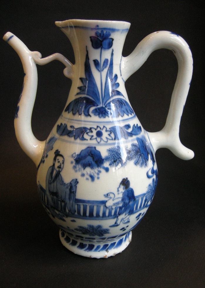 Bleu-Blanc : Aiguière de forme oriental en porcelaine Bleu Blanc -Epoque transition Vers 1640 -