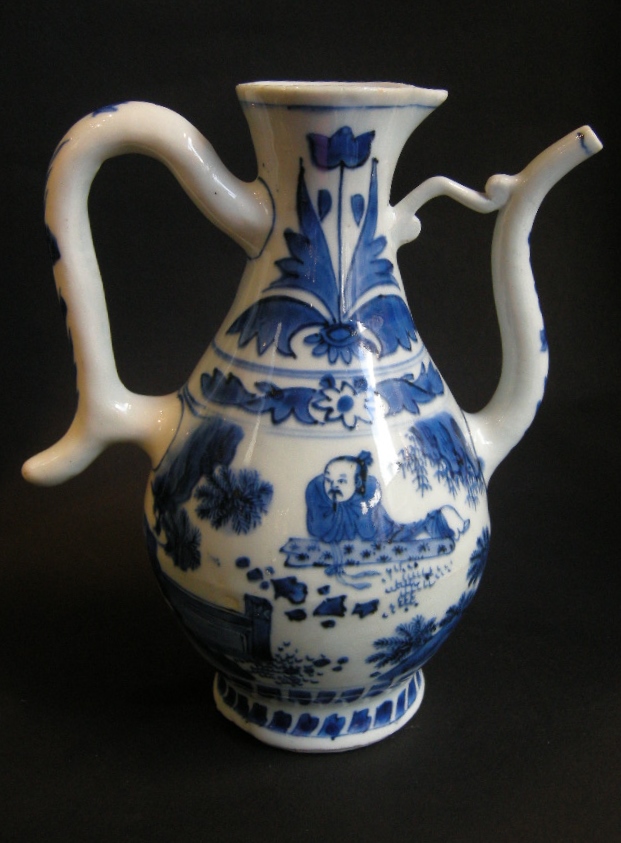 Bleu-Blanc : Aiguière de forme oriental en porcelaine Bleu Blanc -Epoque transition Vers 1640 -