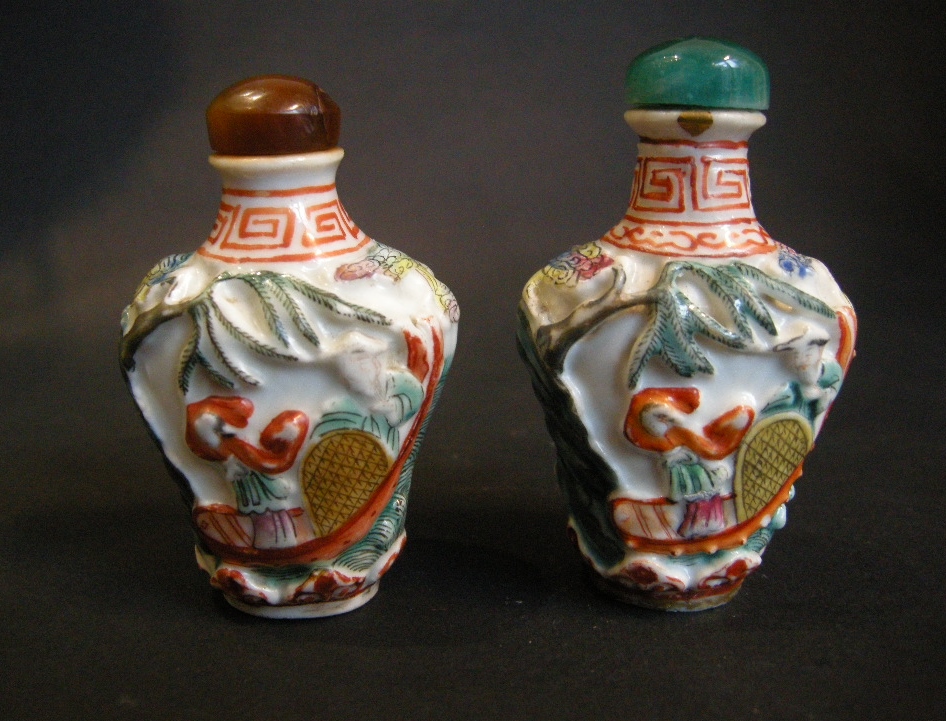 Snuff Bottles : Snuff bottles moulded - Jiaqing period -