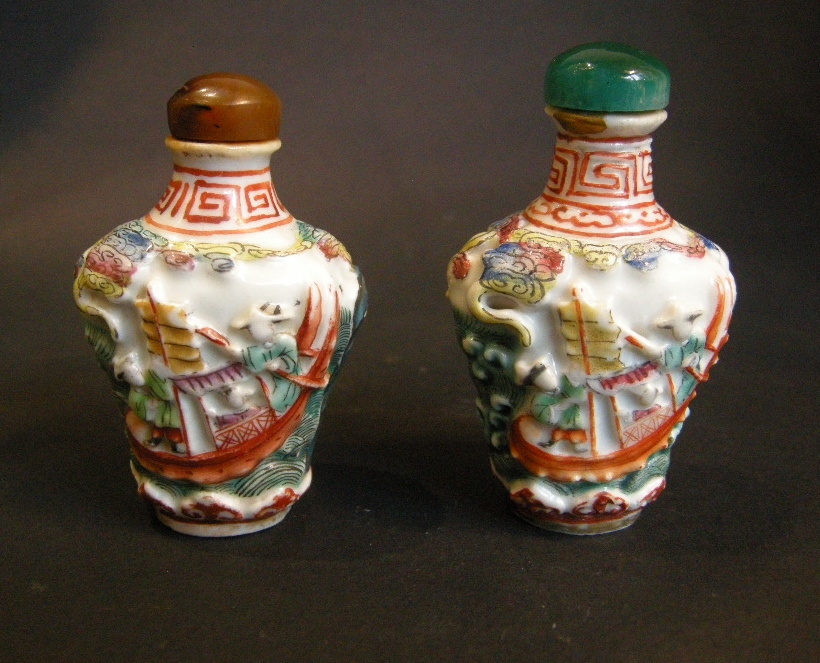 Snuff Bottles : Snuff bottles moulded - Jiaqing period -