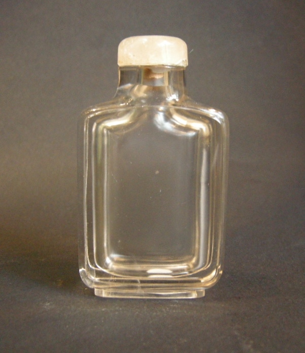 Snuff Bottles : Pure rock Crystal snuff bottle of rectangular shape -  1800/1850