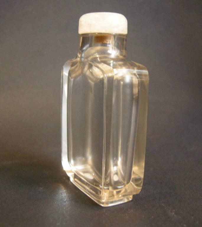 Snuff Bottles : Pure rock Crystal snuff bottle of rectangular shape -  1800/1850