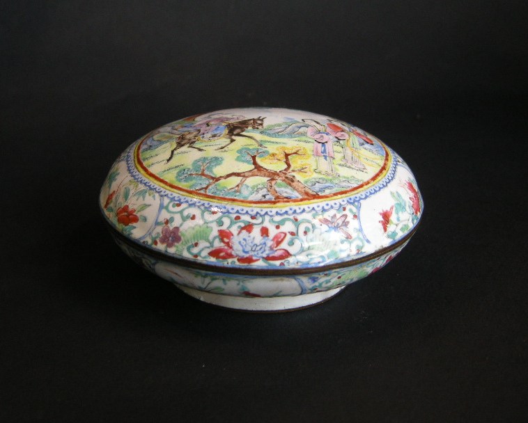 Works of Art : enamelled box "canton" decorated with figures and horse - Mark Qianlong-
Second part of 19th century -
D 10,4 cm

