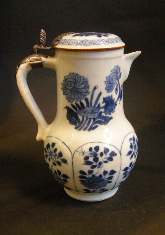 Works of Art : Jug and cover "Blue and White - Kangxi -