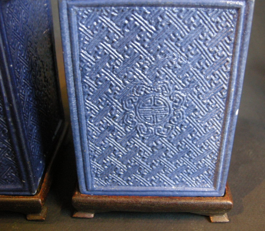 Blue White : Tea box porcelain blue molded in lacquer style - Jiaqing period 1796/1820
(H 14cm)