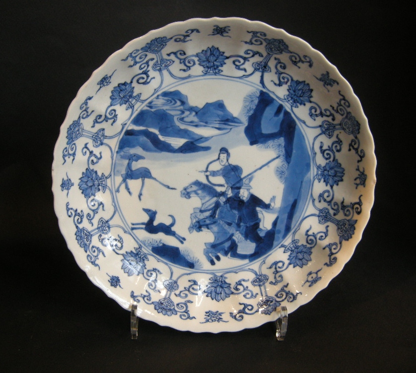 Blue White : dish porcelain blue and white decorated with hunting scene - Chenghua mark -  Kangxi period 1662/1722