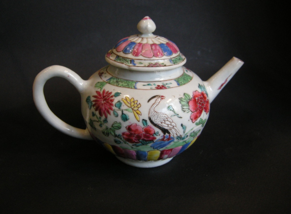 Polychrome : Porcelain "Famille rose" teapot   decorated with birds and flowers
Yongzheng period  1723/1735