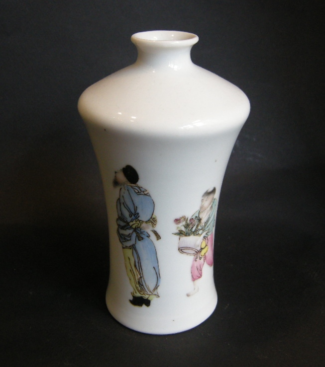 Polychrome : Porcelain vase decorated with two figures and caligraphy  -

Republic period XX°century 