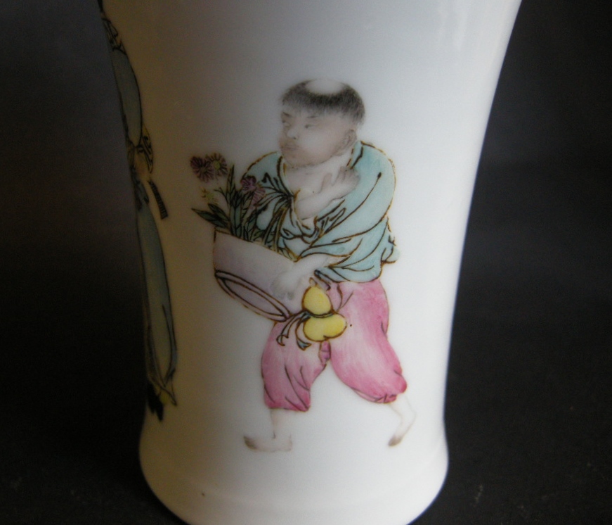 Polychrome : Porcelain vase decorated with two figures and caligraphy  -

Republic period XX°century 