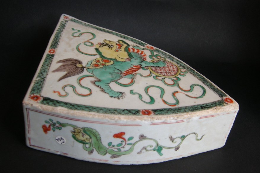 Polychrome : Rare plaque for mobilar  in "famille verte" porcelain - with a FO DOG -
Kangxi period 1662/1722 -