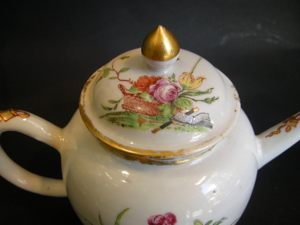 Polychrome : Armorial teapot Chinese Export - China XVIII° century