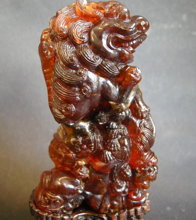 Works of Art : AMBER FO DOG (OLD WOOD STAND) Circa  18° century