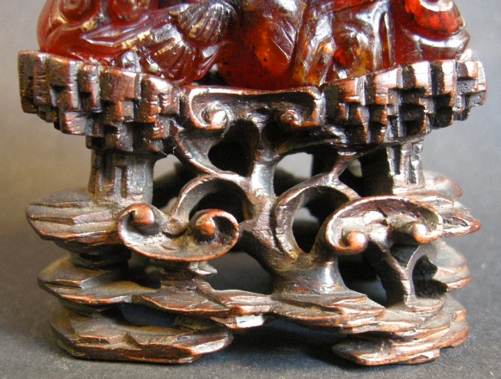 Works of Art : AMBER FO DOG (OLD WOOD STAND) Circa  18° century