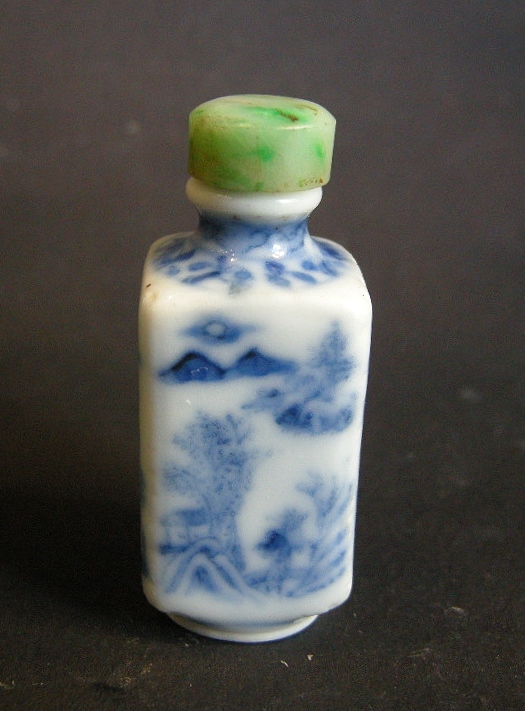 Snuff Bottles : Small snuff bottle  porcelain blue and white square form - Kangxi mark  - Circa 1790/1840
(H porcelain 4,5cm)