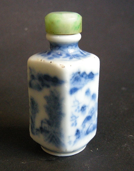 Snuff Bottles : Small snuff bottle  porcelain blue and white square form - Kangxi mark  - Circa 1790/1840
(H porcelain 4,5cm)